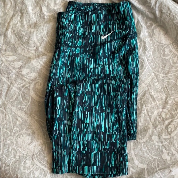 Nike medium work out capris - Picture 4 of 6